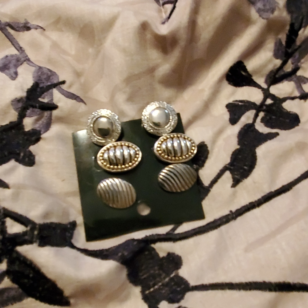 Set of 3 pairs of earrings